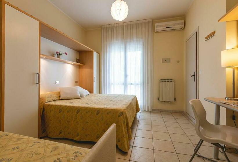 חדר סטנדרט לשלושה עם מרפסת, Loretta & Dependance