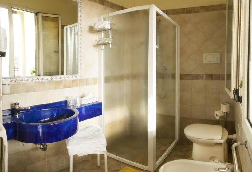 חדר סטנדרט לשלושה עם מרפסת, Loretta & Dependance