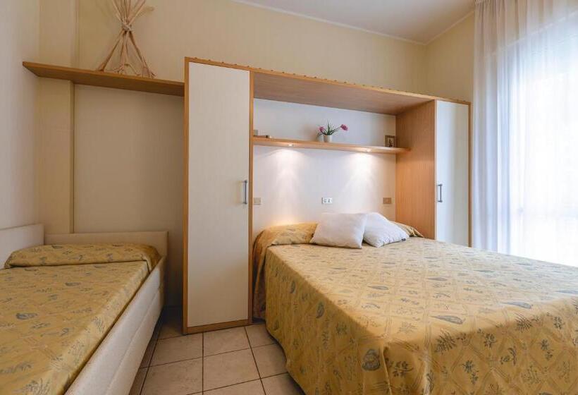 חדר סטנדרט לשלושה עם מרפסת, Loretta & Dependance