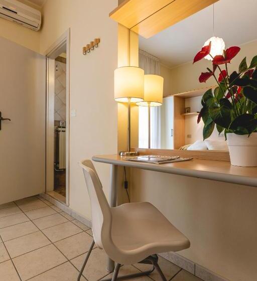 חדר סטנדרט לשלושה עם מרפסת, Loretta & Dependance