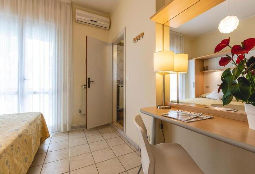 חדר סטנדרט לשלושה עם מרפסת, Loretta & Dependance