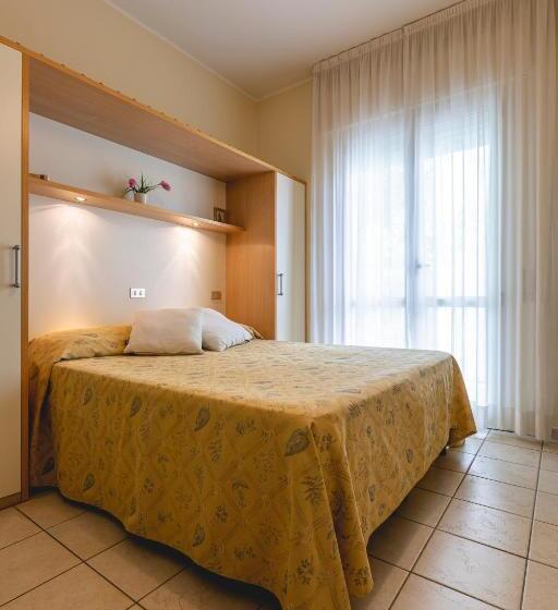 חדר סטנדרט לשלושה עם מרפסת, Loretta & Dependance