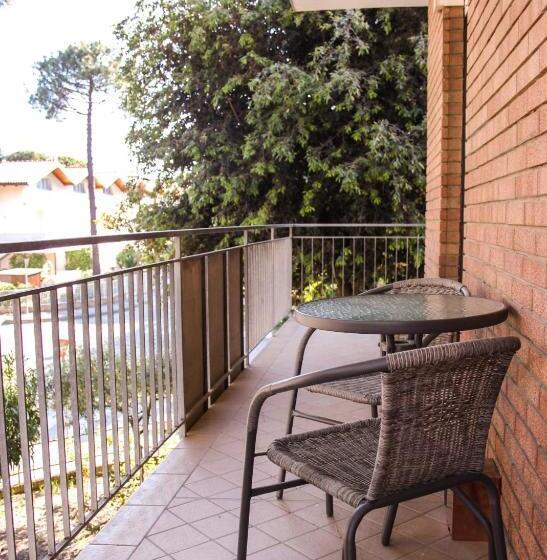 דירת חדר, Loretta & Dependance