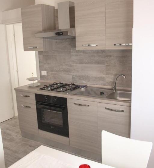 דירת חדר, Loretta & Dependance