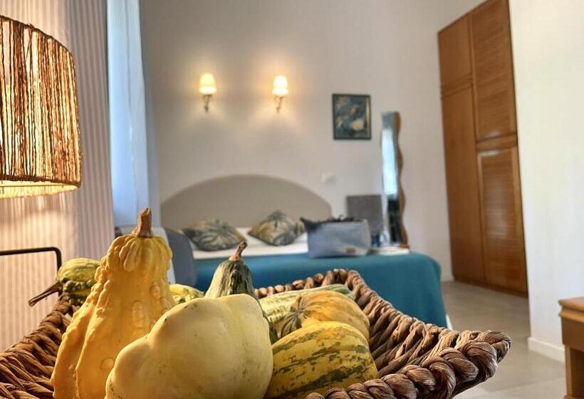 דירת חדר, Loretta & Dependance