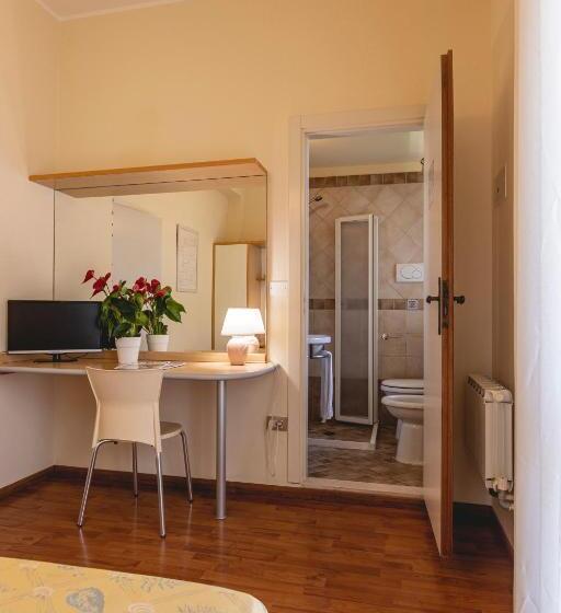 חדר אקונומי, Loretta & Dependance