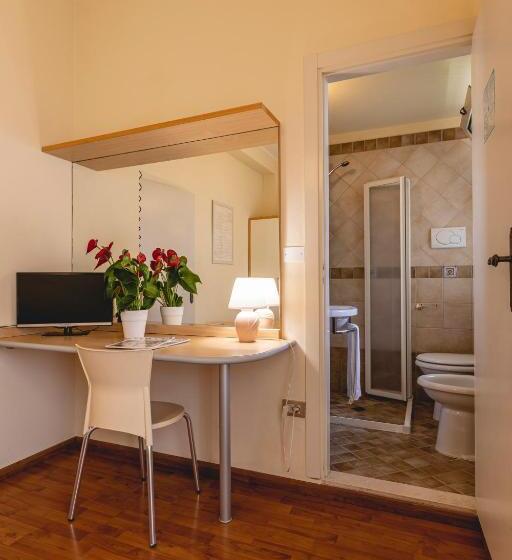 חדר אקונומי, Loretta & Dependance