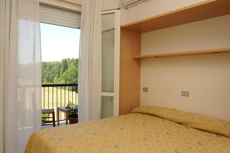 חדר אקונומי, Loretta & Dependance