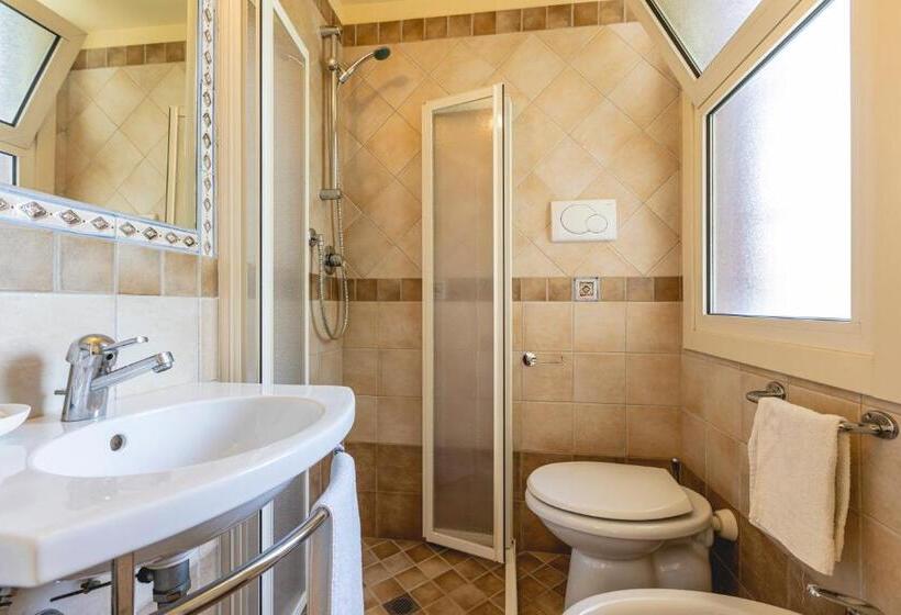 חדר אקונומי, Loretta & Dependance