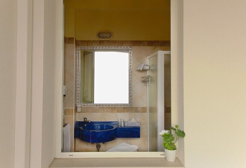 חדר סטנדרט לשלושה עם מרפסת, Loretta & Dependance