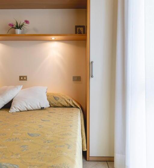 חדר סטנדרט לשלושה עם מרפסת, Loretta & Dependance