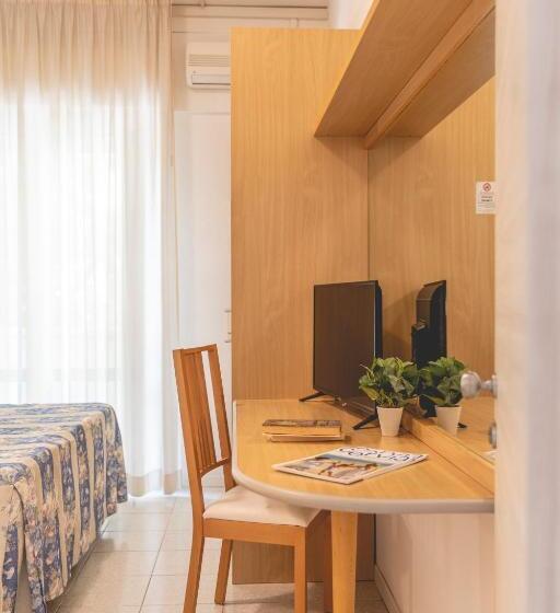 חדר אקונומי, Loretta & Dependance