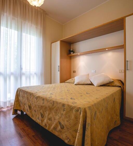 חדר אקונומי, Loretta & Dependance