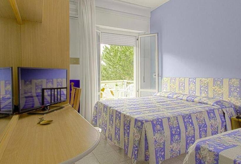 חדר סטנדרט לשלושה עם מרפסת, Loretta & Dependance