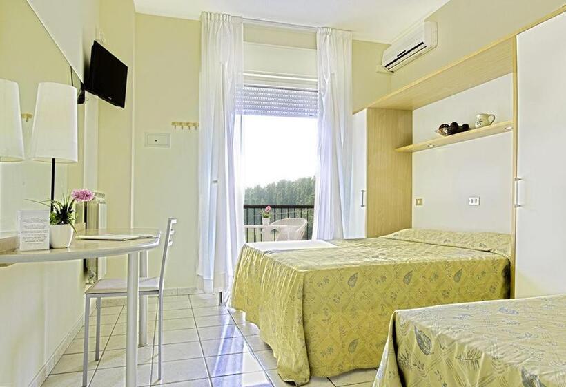 חדר סטנדרט לשלושה עם מרפסת, Loretta & Dependance