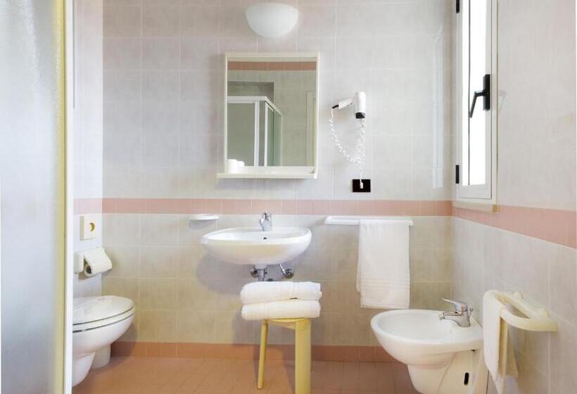 חדר סטנדרט לארבעה, Loretta & Dependance