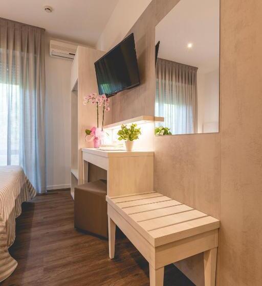 חדר אקונומי, Loretta & Dependance