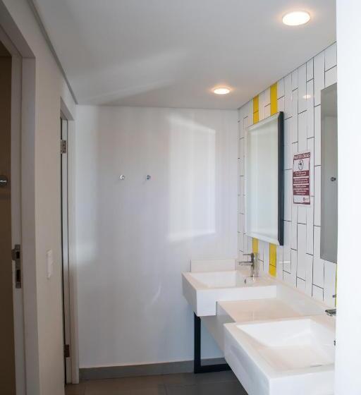 Кровать в Общей Комнате, Mojo Hotel & Market