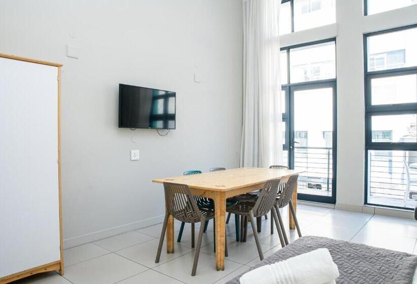 Студио Стандарт с Балконом, Mojo Hotel & Market