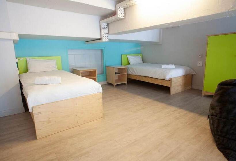 Кровать в Общей Комнате, Mojo Hotel & Market