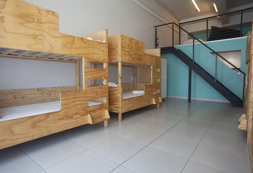 Кровать в Общей Комнате, Mojo Hotel & Market