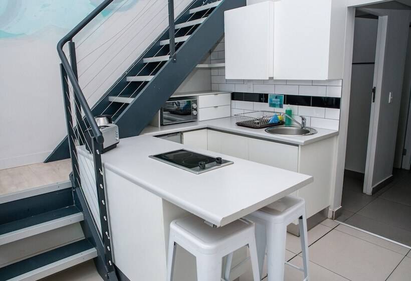 Кровать в Общей Комнате, Mojo Hotel & Market