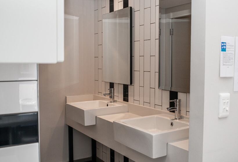 Кровать в Общей Комнате, Mojo Hotel & Market