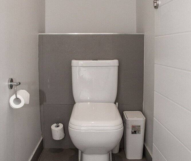 Кровать в Общей Комнате, Mojo Hotel & Market