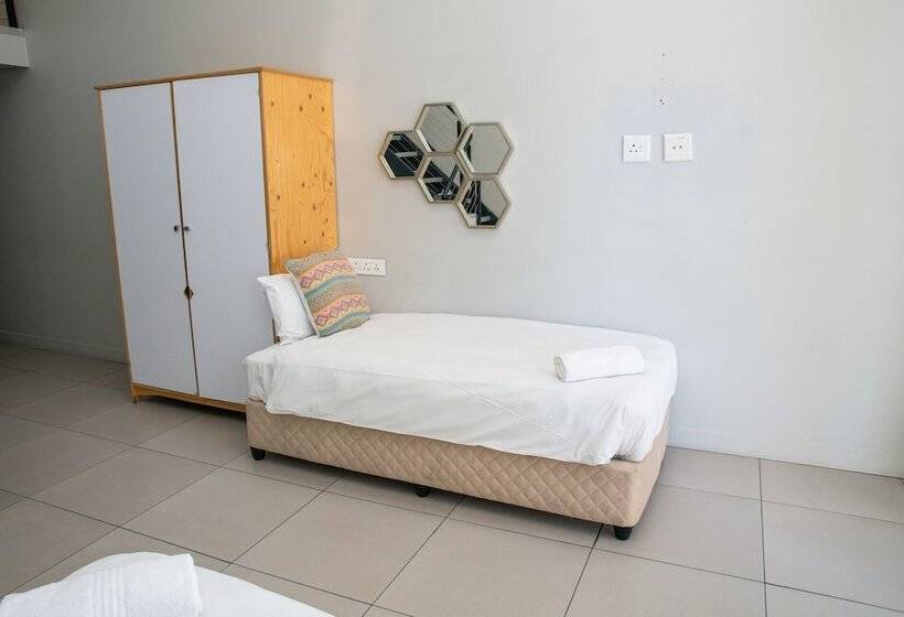 Кровать в Общей Комнате, Mojo Hotel & Market