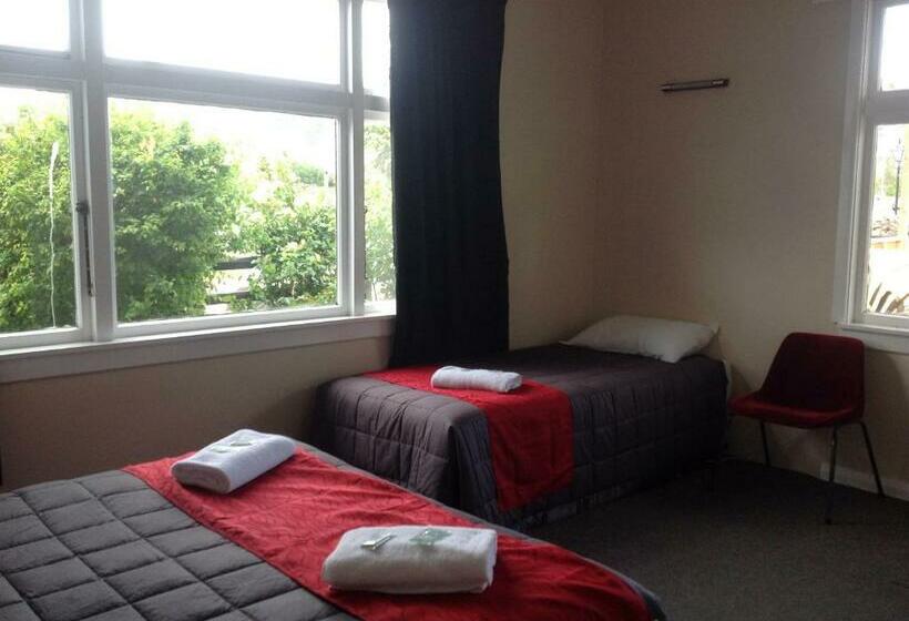 חדר קומפורט לשלושה, Otematata S Best Dam Pub