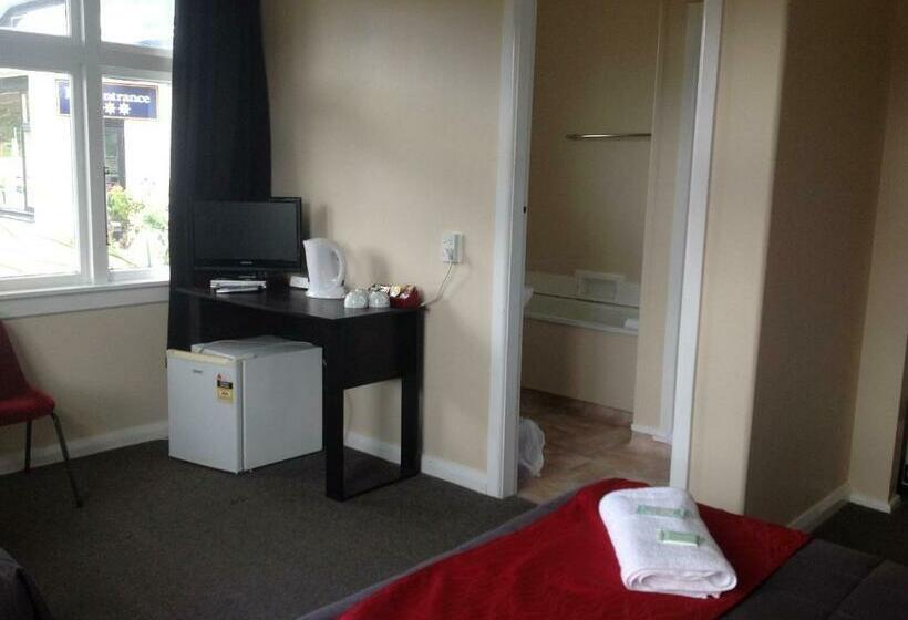 חדר קומפורט לשלושה, Otematata S Best Dam Pub