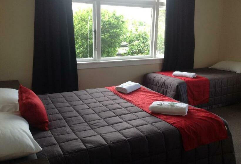 חדר קומפורט לשלושה, Otematata S Best Dam Pub