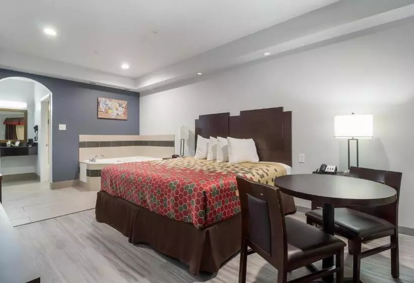 キングサイズベッドのスーペリアルーム, Scottish Inns & Suites Spring   Houston North