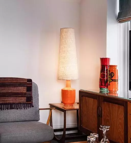 اتاق اجرایی با تخت بزرگ, Chelsea House
