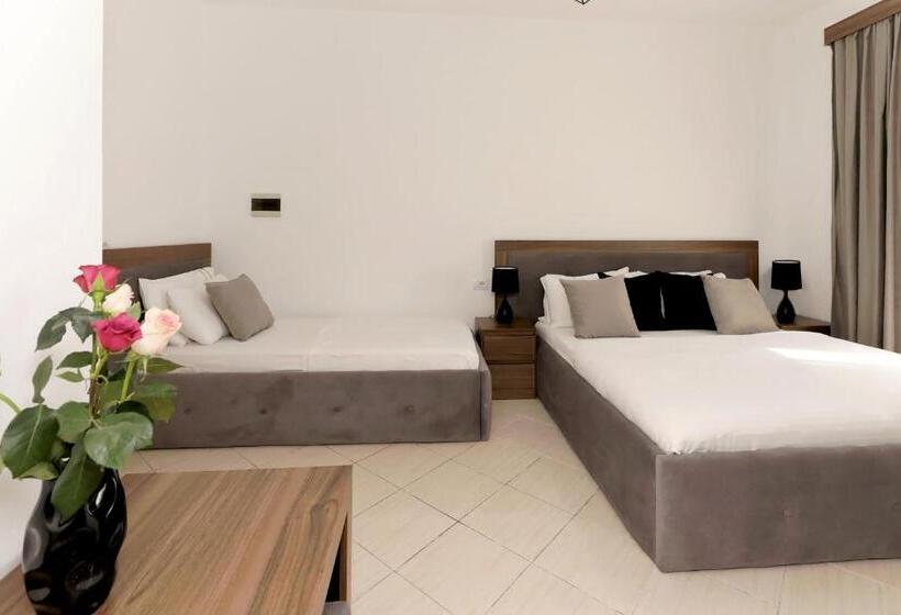 Camera Tripla Classica con Balcone, Villa Doka