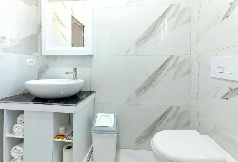 Camera Tripla Classica con Balcone, Villa Doka