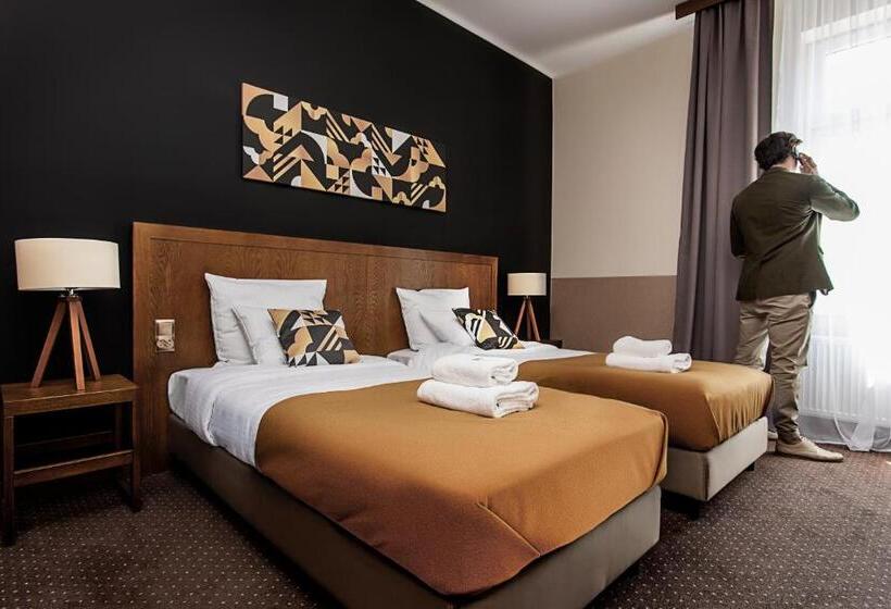 غرفة قياسية ثلاثية مطلة علي الحديقة, Zulian Aparthotel By Artery Hotels