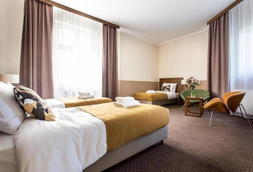 غرفة قياسية ثلاثية مطلة علي الحديقة, Zulian Aparthotel By Artery Hotels