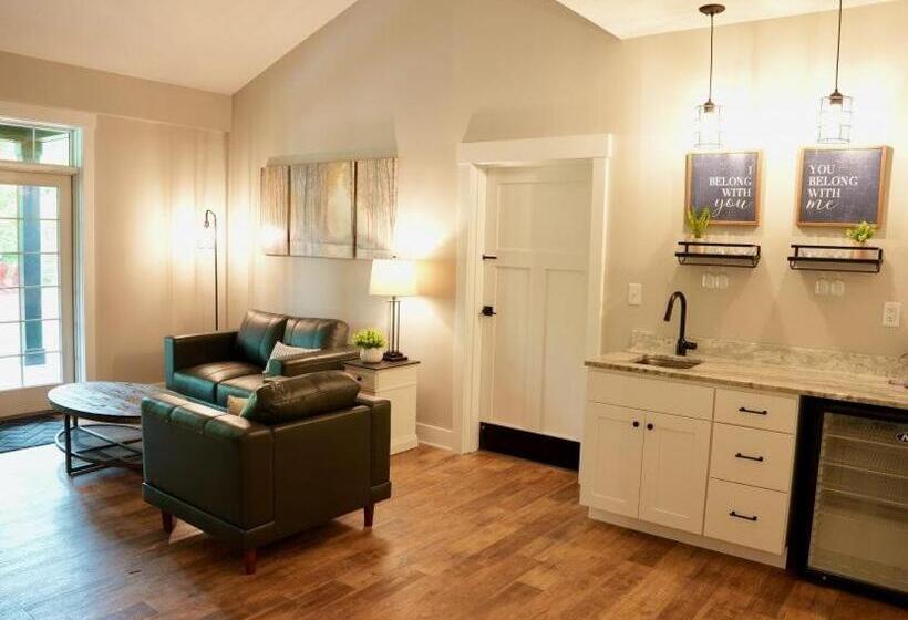 キングサイズベッドのデラックススイート, Tall Oaks Resort