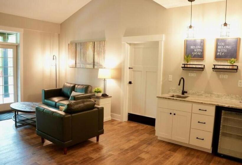 キングサイズベッドのデラックススイート, Tall Oaks Resort