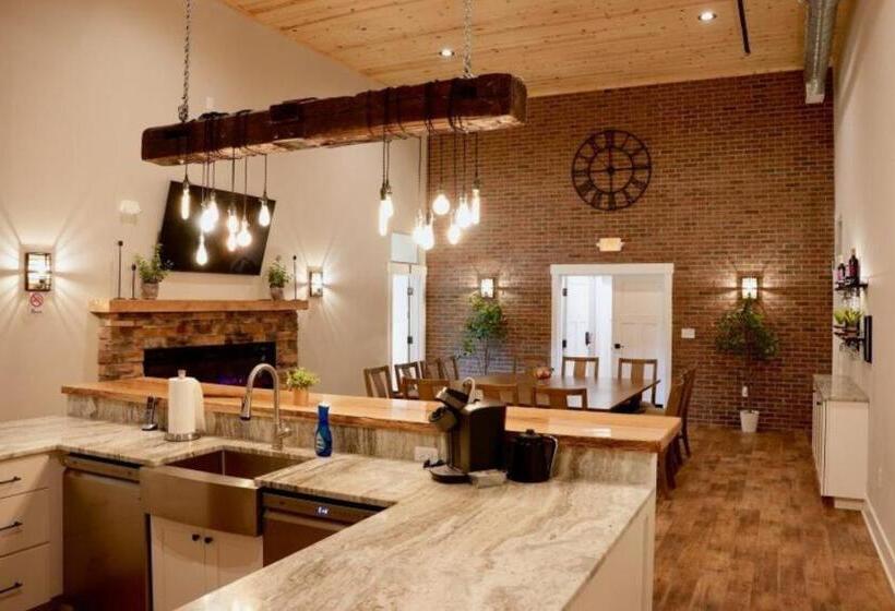 キングサイズベッドのデラックススイート, Tall Oaks Resort