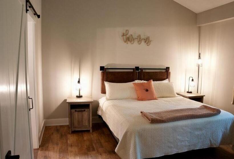 キングサイズベッドのデラックススイート, Tall Oaks Resort