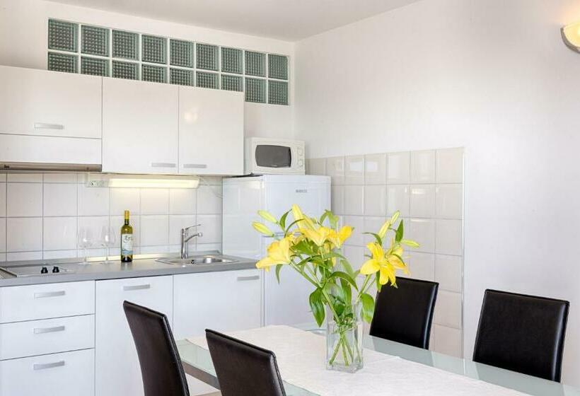 Escritório Standard Vista Jardim, Adriatic Queen Residence