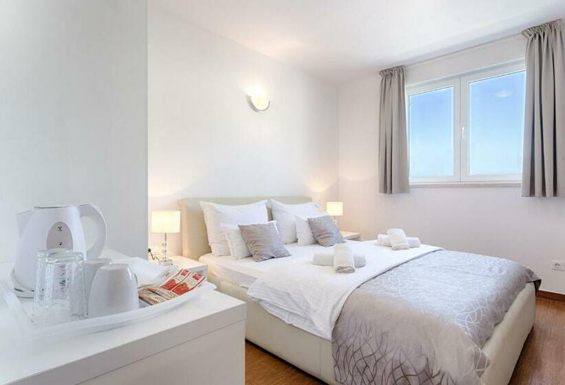 Quarto Economy, Adriatic Queen Residence