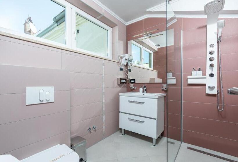 基本间, Dua Residence