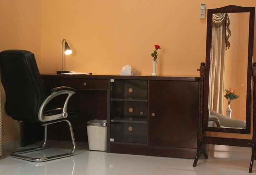 سوییت جونیور, Royal Gardens