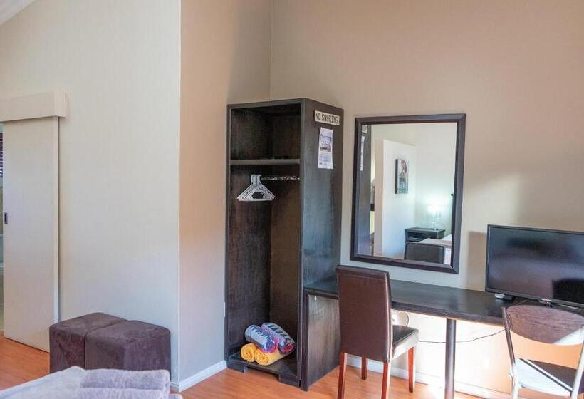 إستديو عائلى, Aloe Manor