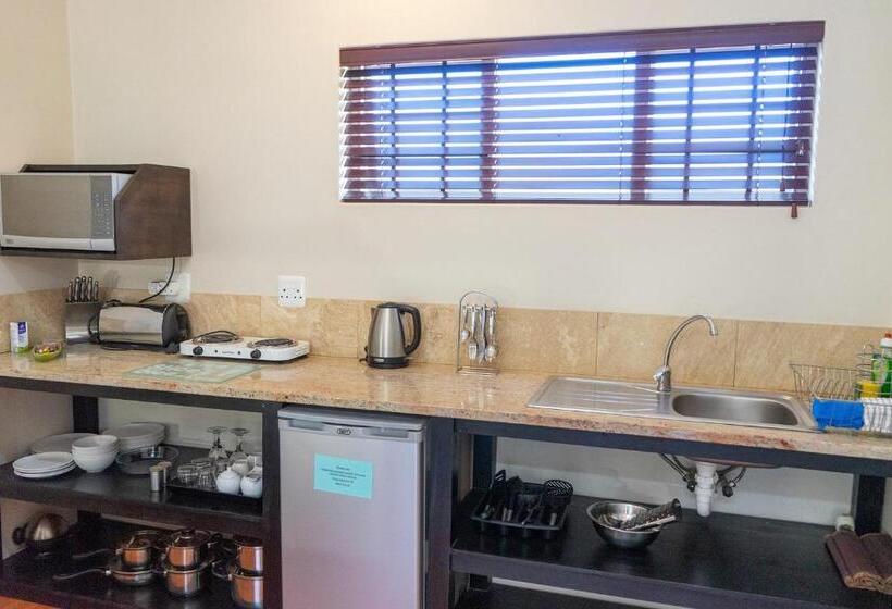 إستديو عائلى, Aloe Manor