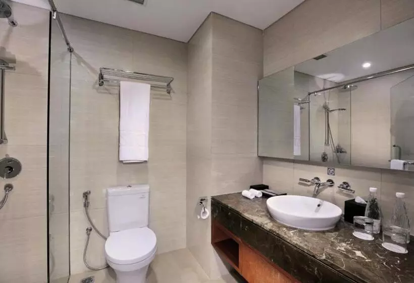 プールの見えるデラックスルーム, Aston Sentul Lake Resort & Conference Center
