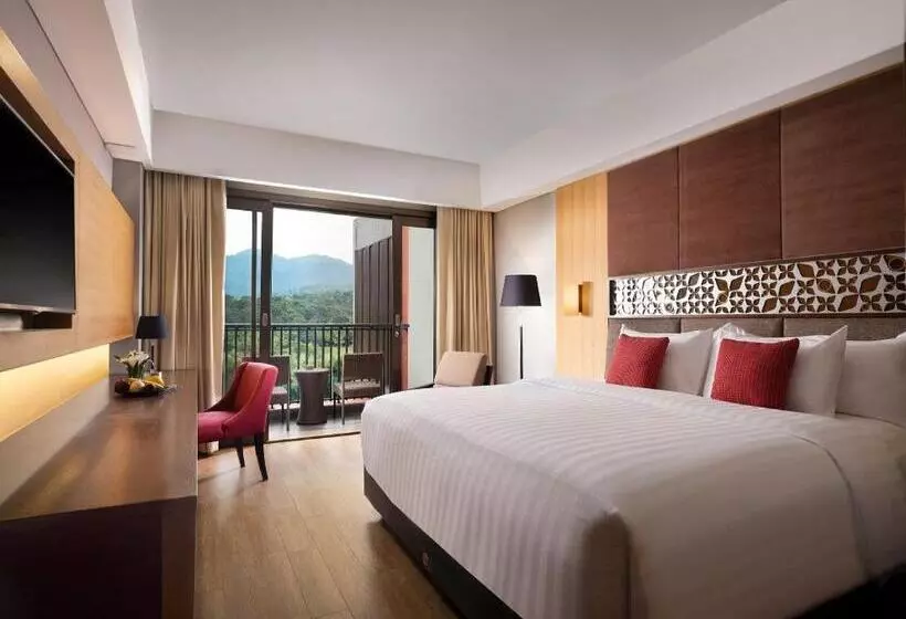 プールの見えるデラックスルーム, Aston Sentul Lake Resort & Conference Center